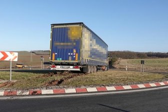 Fahrt endet auf Verkehrsinsel -