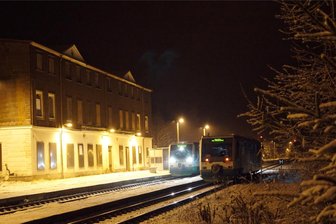 Fahrt ins Leere? Was nach gut 20 Jahre von Investitionen und Plänen für die Eisenbahn im oberen Vogtland übrig blieb - Trotz eines Hauchs von Eisenbahnromantik – das einstige Empfangsgebäude des Zwotentaler Bahnhofs wurde bereits im Dezember 2016 auf Beschluss des Schönecker Stadtrat offiziell als Brache eingestuft.