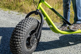 Fahrt mit Touristenattraktion am Fichtelberg endet mit zwei Verletzten - In Oberwiesenthal ist es bei einer Monsterrollerfahrt zu einem Unfall gekommen.