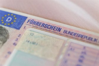 Fahrtauglichkeit: EU plant neue Regeln für Führerscheinverlängerung - Jedes Jahr stirbt rechnerisch eine kleine Stadt auf den Straßen der EU: mehr als 20.000 Menschen. Das will die EU unter anderem durch neue Führerscheinvorgaben ändern.