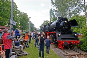 Fahrten auf der Muldentalbahn: Zug-Abenteuer mit Parkplatzsorgen - Wie im vergangenen Jahr so wird auch diesmal zu Himmelfahrt auf der Muldentalbahn in Remse gehalten.