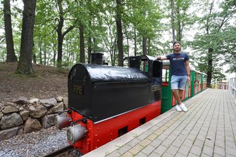 Fahrten mit Parkeisenbahn und mehr: Kinderfest im Friedrichsgrüner Park - Lokführer Denny Jaehn mit der Parkeisenbahn im Friedrichsgrüner Park. Damit können Kinder zum Kinderfest fahren.