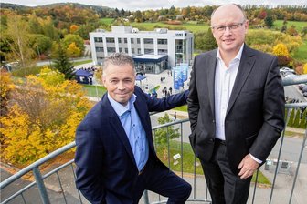 Fahrwerksentwickler IAMT investiert in Coronakrise Millionen in vogtländischen Firmenstandort: "Das hat uns schlaflose Nächte bereitet" - Die IAMT-Geschäftsführer Jan Scholten (links) und Volker Treichel vor dem neuen Bürogebäude in Weischlitz.