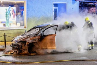 Fahrzeug auf B 95 in Ehrenfriedersdorf ausgebrannt - Das Fahrzeug brannte völlig aus.