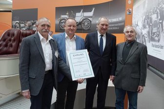 Fahrzeug-Enthusiasten wahren und pflegen Automobiltradition - Übergabe des Sächsischen Industriekulturpreises an den Förderverein August Horch Museum (v. l.): Bernd Czekalla, Frank Weidenmüller, Jörg Brückner und Jochen Müller (Ehrenmitglied).
