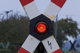 Fahrzeug fährt gegen Bahnschranke - Zeugen gesucht -