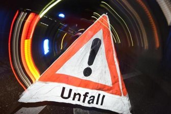 Fahrzeug fährt gegen Schaltkasten - Unfallverursacher flüchtet - 