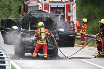Fahrzeug fängt Feuer: Straße zwischen Vogtland und Erzgebirge gesperrt - Ein Fahrzeug brannte am Donnerstag zwischen Schönheide und Schnarrtanne aus.