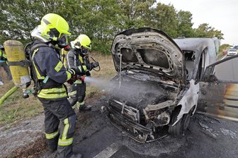 Fahrzeug gerät auf der Autobahn bei Glauchau in Brand - Dieses Fahrzeug ist am Montagnachmittag auf der Autobahn zwischen Glauchau und Meerane in Brand geraten.