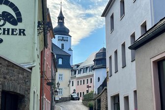 Fahrzeug reißt im Stadtzentrum von Schwarzenberg großen Schwibbogen aus der Verankerung - Ungewohntes Bild: Auf der Untere Schlossstraße in Schwarzenberg fehlt seit Mittwoch der große Schwibbogen, der die Straße überspannt.