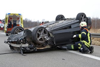 Fahrzeug überschlägt sich auf A 4 bei Hohenstein-Ernstthal - Ein Verletzter, ein totes Schaf und 33.000 Euro Sachschaden sind die Bilanz eines Unfall auf der A 4 bei Hohenstein-Ernstthal.