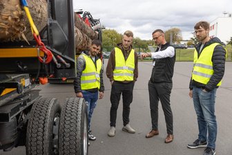 Fahrzeugbau im Erzgebirge: Warum eine ganze Branche mit Gewichtsproblemen kämpft - Die Fahrzeugbauer von Doll setzen Maßstäbe – insbesondere beim Holztransport. Geschäftsführer Martin Sturm nutzte jüngst die Chance, rund 50 Unternehmern der Branche aus ganz Deutschland die neusten Entwicklungen zu zeigen.