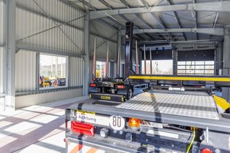 Fahrzeugbauer Doll in Annaberg öffnet die Tore der neuen Auslieferungshalle - In der neuen Auslieferungshalle finden zwei der Fahrzeuge Platz, die in der benachbarten Produktionshalle entstehen. Die Kunden sehen ihr neues Fahrzeug hier zum ersten Mal komplett.