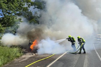 Fahrzeugbrand an A 4 bei Limbach-Oberfrohna: Oberfrohnaer Straße gesperrt - Feuerwehrmänner löschen den Brand in Chemnitz Oberrabenstein.