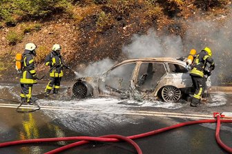 Fahrzeugbrand auf der Bundesstraße 174 im Erzgebirge: Droht nun die nächste Sperrung? - Das Fahrzeug brannte komplett aus. Die Straße wurde durch die Hitzeeinwirkung stark beschädigt.
