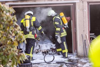 Fahrzeugbrand in Garage -
