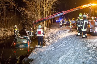 Fahrzeuge geraten bei Eisglätte ins Schleudern - Renault landet im Teich - 