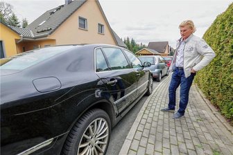 Fahrzeuge gezielt beschädigt: Wer wollte den Betreibern der Hochzeitskapelle in Callenberg eins auswischen? - Tino Taubert steht vor dem zerkratzten Volkswagen Phaeton.