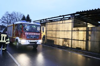 Fahrzeughalle in Oederan gerät in Brand - 
