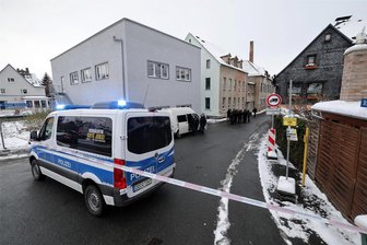 Fahrzeugkontrollen in Meerane, Crossen und Waldenburg: Was hatte es mit dem weißen Transporter auf sich? - Die St. Jacober Nebenstraße wurde am Montag wegen der Suche nach dem vermissten Mädchen gesperrt.