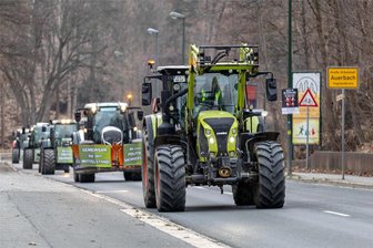 Fahrzeugkorso in Rodewisch: Darauf müssen sich Kraftfahrer am Freitagabend einstellen - Einen Korso wird es am Freitag im Göltzschtal geben. Im Bild ist sind Traktoren in Richtung Ellefeld unterwegs.