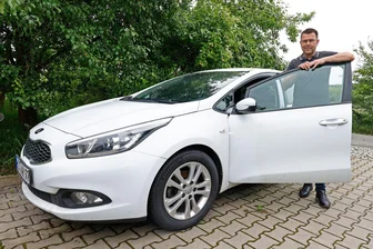 Fahrzeugzulassung ist im Landkreis Zwickau derzeit großes Problem: Warum gibt es so wenige Termine? - Thilo Meichsner mit dem Kleinwagen, dessen Zulassung eine Herausforderung war.
