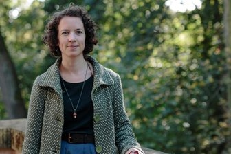 Fair produzierte Kleider: Sie will Läden und Werkstätten vernetzen - Anna Lanfermann ist wissenschaftliche Mitarbeiterin am Forschungsbereich Nachhaltige Textilien und digitale Bildung an der TU Chemnitz. Sie engagiert sich für fair und ökologisch hergestellte Textilien.