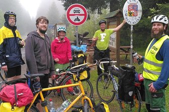 Faire Botschafter von Freiberg nach Amberg auf zwei Reifen unterwegs: So läuft es - Schwitzen für fairen Handel: Katrin Lemke und die acht Freiberger an der tschechischen Grenze.