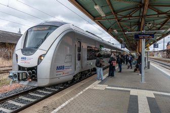 Faire Ticketpreise für Bus und Bahn in Mittelsachsen: So könnte es gehen - Am Bahnhof Mittweida ist die Zugverbindung nach Chemnitz gefragt. Doch die Verbindung könnte preisgünstiger sein, wenn weniger Tarifzonen zugrunde gelegt wären.