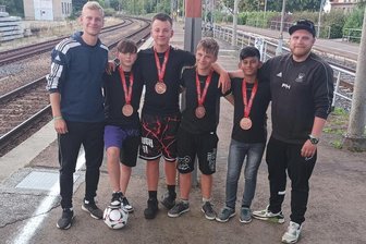 Fairplay-Soccer-Tour: Rochlitzer Fußballer führt Talente der Mittweidaer Fichteschule zur Bronzemedaille - Noch auf der Rückfahrt hingen die Medaillen um den Hals: Sportlehrer Fabian Hartmann von der Mittweidaer Fichteschule gewann mit Julian Behne, John Heym, Yanick Jansen und Rawad Alsalibi sowie Betreuer Felix Hähle (v.l.) die Bronzemedaille beim Bundesfinale. 