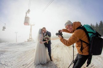 Fake-Hochzeit am Fichtelberg: Traumpaar in besonderer Mission - Fast mystisch war die Atmosphäre bei den Aufnahmen unter der Schwebebahn. Fotograf Steven Busch freute sich, mit Christin Müller-Egert und Felix Müller zwei so geduldige Modelle vor der Kamera zu haben. Dabei war es für beide das erste richtige Fotoshooting, abgesehen von dem bei ihrer echten Hochzeit.  