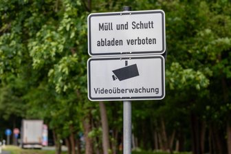 Fake im Vogtland: Videoüberwachung nahe Plauen ist gar keine - Parkplatz an der B 173 nahe Plauen: Hinweis auf Videoüberwachung, aber keine Kameras.