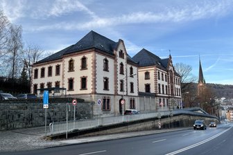 Fake-Profil auf Erotikportal: Prozess gegen 24-Jährigen aus dem Erzgebirge gestoppt - Ein 24-Jähriger steht vor dem Amtsgericht. Er soll ein Fake-Profil auf einer Erotikseite angelegt haben.
