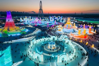Fakt oder Fake? Diese Aprilscherze schicken Vogtländer im Netz aufs Glatteis - Wird Klingenthal eine zweite Ice-Snow-World wie im chinesischen Harbin? Die Vogtlandstadt ist auf dem besten Weg dahin.