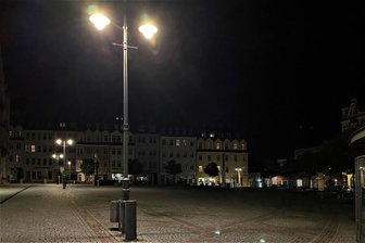 Die Laternen auf dem Marktplatz bleiben die ganze Nacht über an.
