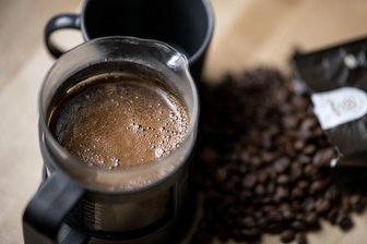 Faktencheck Kaffee: Schönheitsmittel, Gartendünger oder Umweltsünder? - Frisch gebrühter Kaffee wird in einer French Press zubereitet. Kaffee ist der Deutschen liebstes Getränk - der Pro-Kopf-Verbrauch lag 2020 bei durchschnittlich 168 Liter.
