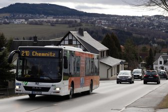 Faktencheck zu AfD-Post: Attackierten Migranten einen Busfahrer im Erzgebirge? - Der Vorfall ereignete sich in einem Bus der Linie 210 von Annaberg-Buchholz nach Chemnitz. Der Fahrer des Linienbusses stoppte in Schönfeld und rief die Polizei.