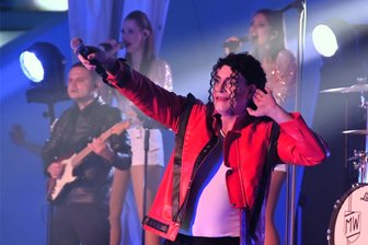 Falco und Jacko rocken die Seebühne Kriebstein: Ein Achtjähriger Fan aus dem Erzgebirge zieht den Hut - Michael Jackson auf der Seebühne in Kriebstein: Sascha Pazdera gilt als der derzeit prominenteste und erfolgreichste Michael-Jackson-Darsteller.