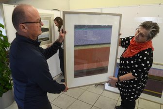 Falkart lädt zu Vernissage nach Falkenstein: Die Feldfarben des Ulrich Eisenstein - Bernd Seidel und Regina Blechschmidt von Falkart bereiten die Schau von Ulrich Eisenfeld vor.