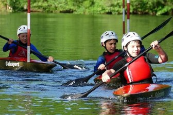"Falken" als Rarität im Wasser - Anton Oertel (vorn), Aaron Knöfel und Felix Vollstädt (hinten) vom Kanusportverein Falke beim Training auf der Zschopau.
