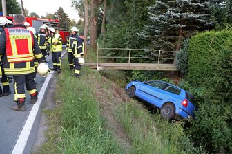 Falken: Fahrer kommt von Fahrbahn ab und landet im Bach - Ein VW-Fahrer ist am Montagabend in der Talstraße in Falken von der Fahrbahn abgekommen und im Bach gelandet.