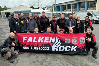 Falken-Rock in Falkenstein: Das erwartet Besucher am Festival-Wochenende - Arbeiten fleißig für das große Festwochenende: Ein Teil des Teams von Falken-Rock, das beim Aufbau am Falkensteiner Jahnplatz mitwirkt.