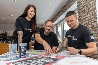 „Falken Rock“ in Falkenstein: Wie eine Berufsdetektei die Festivalszene im Vogtland aufmischen will - Das sind die Organisatoren des viertägigen Rockfestivals: Nancy Rauh, Michael Meyer und Norman Rauh (v. l.) von der Berufsdetektei Meyer aus Schnarrtanne. Insgesamt ein Jahr dauerte die detaillierte Planung für das „Falken Rock“.