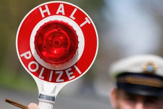 Falkenau: Betrunkener Fahrer beschimpft Polizei - Die Polizei hat einen betrunkenen Fahrer in Falkenau aus dem Verkehr gezogen.