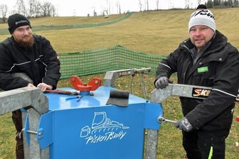 Falkenau: Liftbetreiber fordern Klarheit - Unbeirrt von der ungewissen Lage, haben die Falkenauer Skifreunde begonnen, eine Wintersportsaison vorzubereiten. André Berger (l.) und Tom Klädtke präparieren ein Skikarussell für das Training für Skianfänger.