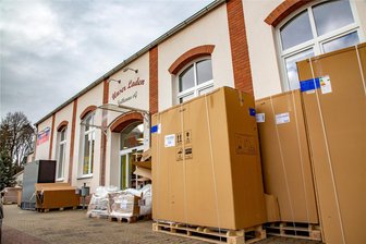Falkenau: Regale und Co stehen vor dem neuen Dorfladen - Möbel und mehr stapeln sich vor dem künftigen Tante-Enso-Laden in Falkenau, der am 11. Januar eröffnen soll.