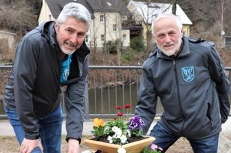 Falkenau schmückt sich für die schönste Jahreszeit - Karl-Heinz Hahn (l.) sowie Werner Kroke (r.) vom Heimatverein Falkenau haben die Pflanzpyramide aufgestellt. 