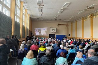 Falkenau: Wie der Ort um einen neuen Dorfladen kämpft - Knapp 200 Zuhörer verfolgten in der Falkenauer Turnhalle die Informationsveranstaltung zum Tante-Enso-Laden. Mehr als die Hälfte der benötigten Teilhaberanträge sind bereits im Kasten. 