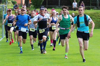 Falkenauer Gastgeber verbuchen einen Rekord - Beim Falkenauer Bergcrosslauf 2024 kamen 210 Läuferinnen und Läufer ins Ziel. Hier der Start über 10 Kilometer.