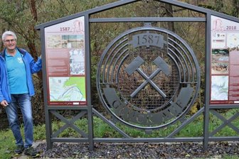 Falkenauer Heimatfreunde hübschen Wanderweg auf - Karl-Heinz Hahn (l.) und Mike Glöckner vom Heimatverein Falkenau am Beginn des Bergbau-Wanderweges an der Schwarzen Brücke. 